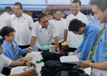 AZMAN Adnan (tengah) memberi kata-kata semangat kepada para pelajar SMK Tinggi Batu Pahat sebelum menduduki peperiksaan SPM 2024.