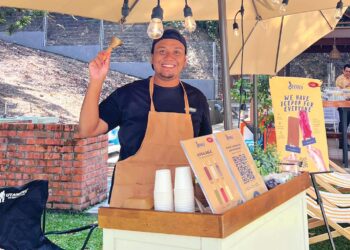 muhammad Ubai Shaharuddin menjalankan perniagaan aiskrim batang bersama ibunya.