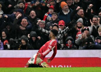 Pemain Manchester United, Amad Diallo meraikan jaringan gol menentang Southampton dalam aksi Liga Perdana Inggeris di Old Trafford hari ini. - AFP