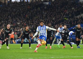 Joao Pedro melakukan sepakan penalti untuk gol penyamaan menentang Arsenal dalam aksi Liga Perdana Inggeris di Stadium Komuniti American Express. Keputusan seri 1-1. - AFP