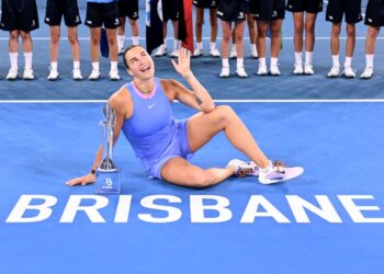 Pemain tenis Belarus, Aryna Sabalenka menggayakan aksinya selepas menjuarai Kejohanan Antarabangsa Brisbane, hari ini. - AFP