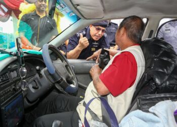 ZULKAFLI Sariaat menyampaikan beg cenderahati kepada pemandu pada pelancaran Kempen Keselamatan Jalan Raya Sempena Tahun Baru Cina 2025 peringkat PDRM Kontinjen Perak di Plaza Tol Taiping Selatan WCE di Taiping hari ini. - UTUSAN/MUHAMAD NAZREEN SYAH MUSTHAFA