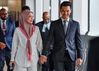 Vivy Yusof dan suaminya, Fadzaruddin Shah Anuar tiba di Mahkamah Tinggi Kuala Lumpur bagi sebutan semula kes berkaitan pertuduhan pecah amanah semalam. – UTUSAN/M.FIRDAUS M. JOHARI