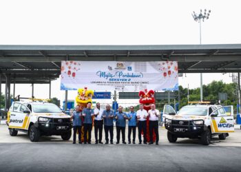 ALEXANDER Nanta Linggi bersama Lyndon Alfred Felix (tiga, kiri) dalam Majlis Pembukaan Seksyen 2 dekat Persimpangan Bertingkat SAE, Lebuhraya WCE, di Klang, Selangor, semalam. UTUSAN/ AFIQ RAZALI