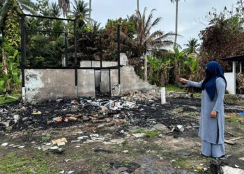 MASINTAN Syazzila menunjukkan tapak rumah pusaka miliknya yang musnah dalam kebakaran di Pekan Darat, Butterworth, Pulau Pinang bulan lalu.-MINGGUAN/SITI NUR MAS ERAH AMRAN