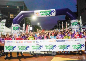 Syed Kamarulzaman Syed Kabeer (tengah) bersama parapeserta sebelum memulakan larian MAIWP Run 2025 di Dataran MOF, Putrajaya semalam. – UTUSAN/FAISOL MUSTAFA