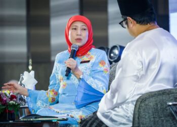 NANCY Shukri (kiri) bercakap pada Sesi Bicara Eksekutif: Cabaran
Menuju Ke Puncak Kepimpinan di Kuala Lumpur, semalam.