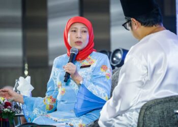 NANCY Shukri (kiri) bercakap pada Sesi Bicara Eksekutif: Cabaran
Menuju Ke Puncak Kepimpinan di Kuala Lumpur, semalam.