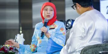 NANCY Shukri (kiri) bercakap pada Sesi Bicara Eksekutif: Cabaran
Menuju Ke Puncak Kepimpinan di Kuala Lumpur, semalam.