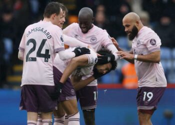 PEMAIN Brentford. Kevin Schade (tengah) meraikan jaringan kedua pasukan pada aksi Liga Perdana Inggeris (EPL) menentang Crystal Palace di Selhust Park, semalam. - AFP