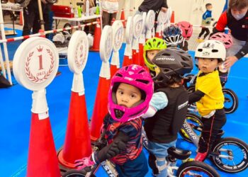 NUR  Addawiyah Husna  Amirul atau Cun Cuna (depan) ketika menyertai  Kejohanan Pushbike Dunia di Fuji, Jepun.