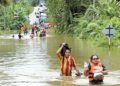 BEBERAPA penduduk meredah air untuk menyeberangi jalan utama yang terputus hubungan akibat banjir di Jalan Dijih, Ulu Baoh, semalam. – APM DALAT