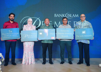 MIZAN Masram (tengah) pada majlis pelancaran kad kredit-i Mastercard World Premier Wealth di Kuala Lumpur baru-baru ini.