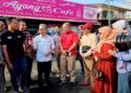 FAHMI Fadzil (tiga dari  kiri) beramah mesra dengan petugas media Kelantan di Kota Bharu, Kelantan semalam.