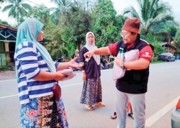 MOHD. Salehuddin Ab. Halim menyerahkan sumbangan kepada mangsa banjir di Kampung Rahmat, Rantau Panjang, Kelantan, baru-baru ini.