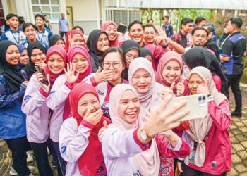 FADHLINA Sidek (tengah) bergambar bersama penuntut semasa melawat Institut Pendidikan Guru Kampus Dato’ Razali Ismail, Kuala Nerus, Terengganu semalam. – UTUSAN/PUQTRA HAIRRY