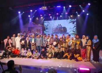 TEATER 'Seorang Tua di Kaki Gunung' yang dianjurkan JKKN mendapat sambutan menggalakkan daripada peminat seni dan budaya di negeri ini ketika pementasan di Auditorium JKKN Kedah di Alor Setar. – UTUSAN/ SHAHIR NOORDIN