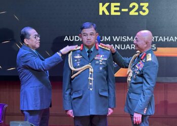 KHALED Nordin (kiri) dan Mohammad (kanan) ketika memakaikan pangkat Jeneral kepada Mohd. Nizam, di Auditorium Wisma Pertahanan, Kuala Lumpur, hari ini.- UTUSAN/AIMAN ALI