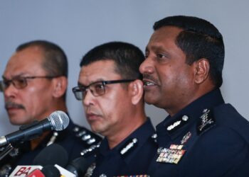 HUSSEIN Omar Khan pada sidang akhbar di Shah Alam, Selangor hari ini.-UTUSAN/AFIQ RAZALI.