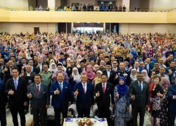 AMINUDDIN Harun  bergambar dengan semua penjawat awam Negeri Sembilan pada Majlis Perhimpunan Pentadbiran Kerajaan Negeri Sembilan Tahun 2025 di Dewan Majlis Bandaraya Seremban hari ini-UTUSAN/NUR SHARIEZA ISMAIL.