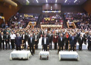 CHOW Kon Yeow (tengah) dalam majlis perhimpunan anggota perkhidmatan awam bersama Ketua Menteri di George Town, Pulau Pinang.