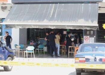 PEGAWAI dan anggota polis melakukan siasatan kes seorang lelaki yang ditembak mati di hadapan sebuah restoran di Jalan Setia 3/2 Taman Setia Indah, Johor Bahru hari ini.