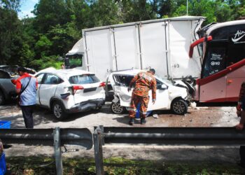 KEADAAN sebahagian kenderaan yang terbabit dalam nahas di Lebuh SPA berdekatan persimpangan lampu isyarat Pusat Simpanan Kenderaan Berat Ayer Keroh, Melaka hari ini.-UTUSAN/AMRAN MULUP