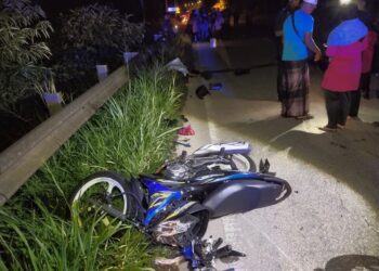 KEADAAN kemalangan yang mengakibatkan seorang tukang masak warganegara Indonesia maut dalam kejadian di Kilometer 43, Jalan Tampin - Gemas, Tampin, tengah malam tadi -IHSAN POLIS