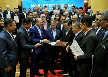 MOHAMAD Azhan Md. Amir (tiga dari kiri) beramah mesra dengan para penerima sijil penghargaan pada Majlis Penyerahan Surat Pemakluman Projek RMK12 Rolling Plan Kelima Tahun 20205 di Politeknik Port Dickson hari ini.-UTUSAN/MOHD. SHAHJEHAN MAAMIN.