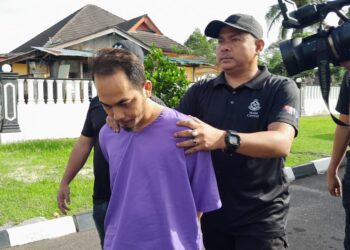 HASBULLAH Adam didakwa di Mahkamah Majistret Mersing hari ini atas pertuduhan membunuh seorang lelaki pada Disember lalu.