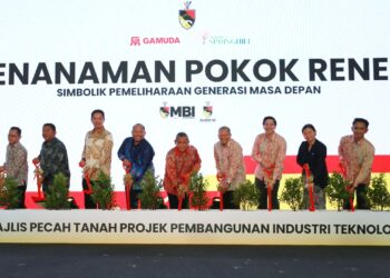 AMINUDDIN Harun (tengah) pada gimik  Majlis Pecah Tanah Projek HUB Infrastructure Pusat Data Port Dickson dan Majlis Pertukaran Dokumen Kerjasama antara MBI dan Gamuda Berhad di Bandar Springhill, Port Dickson hari ini.