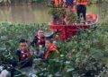 ANGGOTA Bomba mengusung mangsa yang dipercayai terjatuh dalam sungai di Kampung Gerigis, Jalan Datuk Kumbar, Alor Setar.