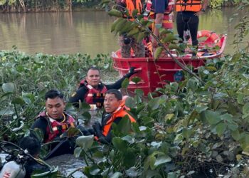 ANGGOTA Bomba mengusung mangsa yang dipercayai terjatuh dalam sungai di Kampung Gerigis, Jalan Datuk Kumbar, Alor Setar.