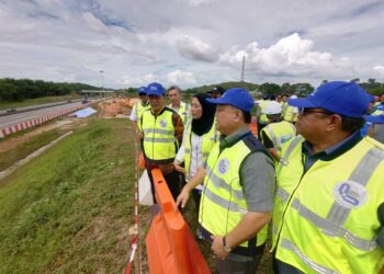 ALEXANDER Nanta Linggi (dua kanan) meninjau kerja-kerja pembinaan lorong tambahan Lebuhraya Utara-Selatan di Sedenak, Kulai, Johor.