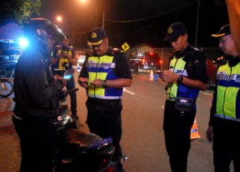 MUHAMMAD FIRDAUS Shariff memeriksa pengguna jalan raya ketika Operasi Bersepadu Khas JPJ di Batu Berendam, Melaka. - UTUSAN/AMRAN MULUP