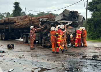 ANGGOTA bomba mengeluarkan mangsa yang tersepit dalam nahas membabitkan dua buah lori di Kilometer 37, Jalan Tampin - Gemas, Tampin, pagi tadi.