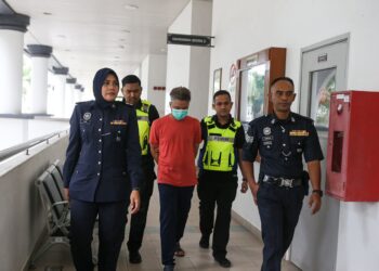 ANGGOTA polis membawa Mohd. Abd. Rahman yang dituduh atas kesalahan pecah amanah di Mahkamah Sesyen Alor Setar, Kedah hari ini. - UTUSAN/ SHAHIR NOORDIN