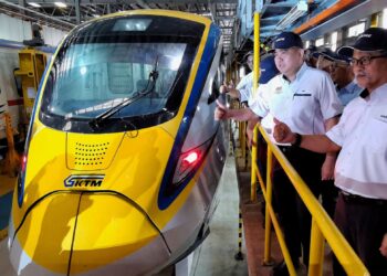 ANTHONY Loke Siew FooK hadir Majlis Penyerahan Tren ETS Class 93 bagi Projek MRO Kepada Kementerian Pengangkutan di Depoh EMU KTMB Seremban di Seemban hari ini.-UTUSAN/MOHD. SHAHJEHAN MAAMIN.