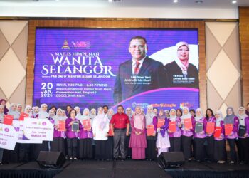 MENTERI Besar Selangor, Datuk Seri Amirudin Shari (depan, tengah) bersama Anfaal bergambar bersama penerima watikah Wanita Berdaya Selangor di Pusat Konvensyen Ideal di Shah Alam, Selangor hari ini-UTUSAN/ SADDAM YUSOFF