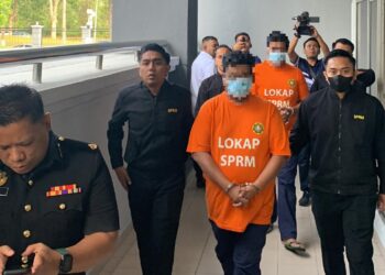 DUA individu termasuk seorang timbalan pengarah sebuah agensi kerajaan yang disyaki meminta dan menerima rasuah direman di Mahkamah Majistret Seremban hari ini. - GAMBAR/IHSAN SPRM