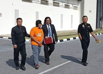 SEORANG kakitangan kerajaan di negeri ini (dua dari kiri) dibawa keluar dari mahkamah selepas mendapat perintah remah di Kompleks Mahkamah Kangar, Perlis hari ini. - UTUSAN/ASYRAF MUHAMMAD