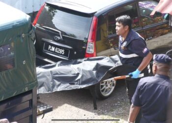 POLIS mengangkat mayat mangsa kebakaran rumah di Tongkang Yard, Alor Setar.