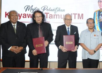 MOHD. Shafry Mohd. Rahim (kanan) bergambar bersama Abdul Rahim (dua dari kanan) dan Lim Swee Tin (dua dari kiri) yang dilantik sebagai Karyawan Tamu Universiti Teknologi Malaysia (UTM), Skudai, Johor. UTUSAN/RAJA JAAFAR ALI