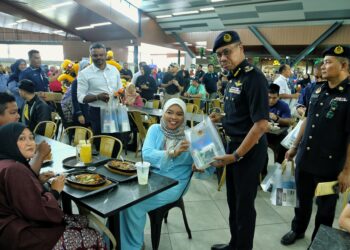 J. ARUL Kumar diiringi Hanif Yusabra bertemu pengguna jalan raya pada Program Advokasi Keselamatan Jalan Raya dan Pelancaran Op Tahun Baharu Cina 2025 di Hentian Rehat dan Rawat Seremban PLUS (arah selatan) di Seremban hari ini. UTUSAN/MOHD. SHAHJEHAN MAAMIN