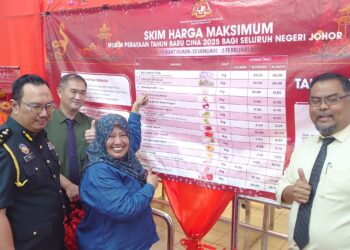 LILIS Saslinda Pornomo (tengah) ketika melacarkan Skim Harga Maksimum Musim Perayaan (SHMMP) Tahun Baharu Cina Peringkat Negeri Johor di sebuah pasar raya di negeri ini.