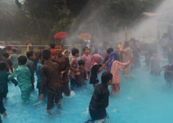 KANAK-kanak klihatan gembira ketika menyertai Program Khatan Jamaie di Masjid Kariah Pekan Labu, Seremban hari ini.-UTUSAN /NUR SHARIEZA ISMAIL.