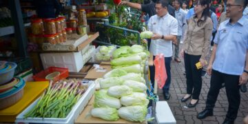 NGA Kor Ming (kiri) ketika melawat Pasar Canning di Ipoh, Perak hari ini.