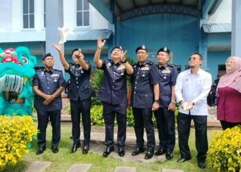 HAMZAH Ahmad (tiga dari kiri) ketika merasmikan Community Policing-Program Gempur Dadah PDRM Pulau Pinang di ILP Kepala Batas, Pulau Pinang hari ini.-UTUSAN/SITI NUR MAS ERAH AMRAN