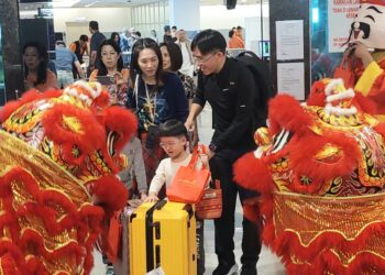 BEBERAPA orang pelancong disambut dengan tarian singa sempena sambutan Tahun Baharu Cina ketika tiba di LTAPP, Pulau Pinang semalam.