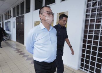 DATUK Lee Hyep Sip mengaku tidak bersalah atas lima pertuduhan pecah amanah wang syarikat berjumlah RM551,130 ketika didakwa di Mahkamah Sesyen Taiping hari ini. - UTUSAN